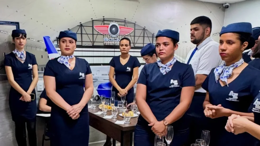 Turma de comissário de bordo durante aula sobre vinhos (Foto: Divulgação)