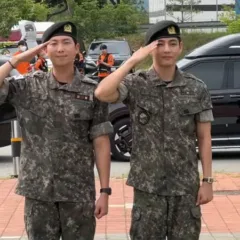 RM e V, do BTS, em sua dispensa militar.  
Foto: Reprodução / Dispatch