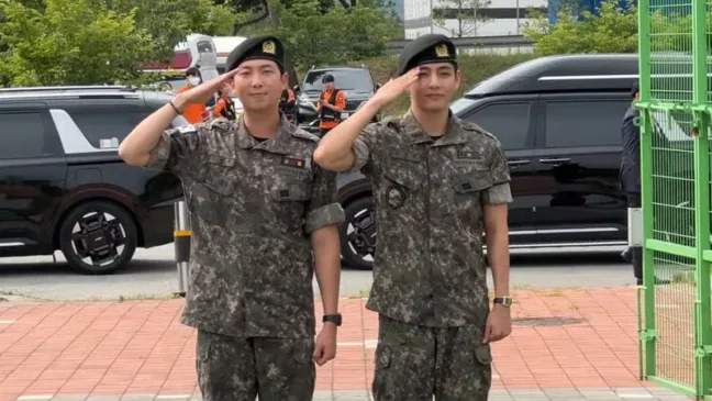 RM e V, do BTS, em sua dispensa militar.  
Foto: Reprodução / Dispatch