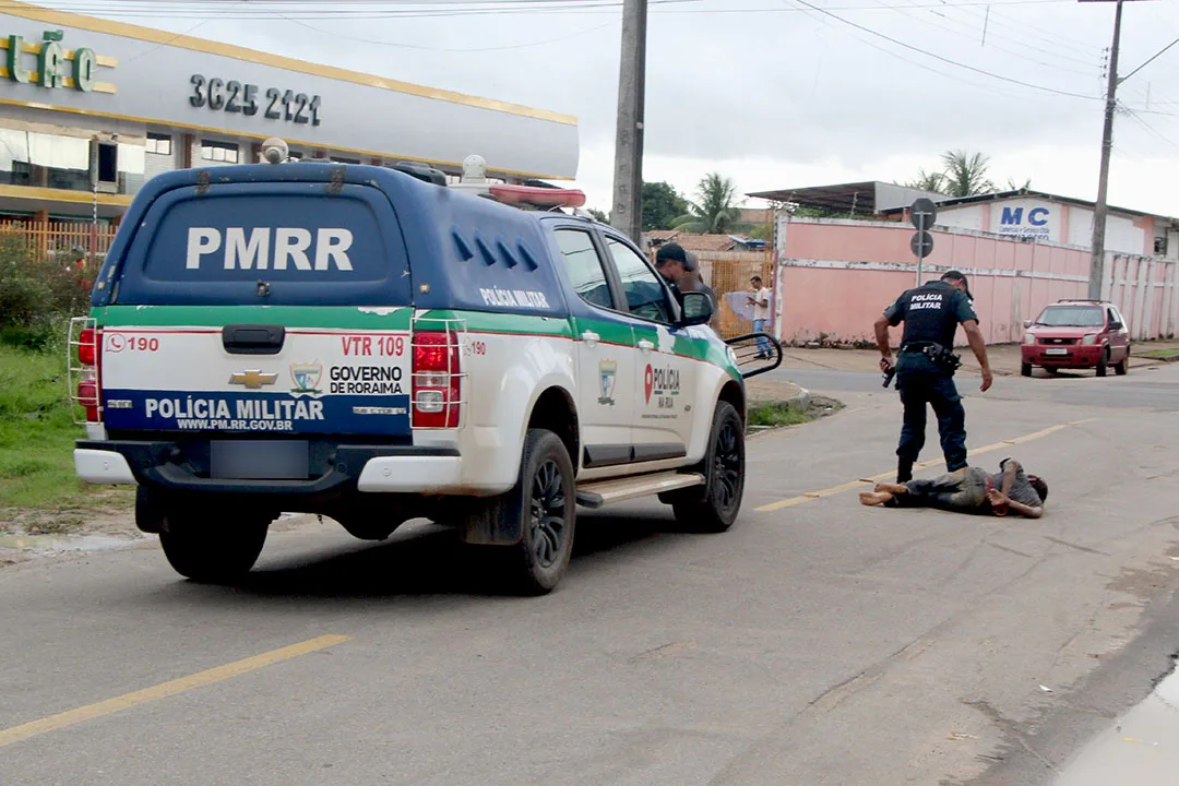 A Polícia Militar conduziu os dois envolvidos à delegacia para o cumprimento das medidas cabíveis. (Foto: Wenderson Cabral/FolhaBV) A Polícia Militar conduziu os dois envolvidos à delegacia para o cumprimento das medidas cabíveis. (Foto: Wenderson Cabral/FolhaBV)