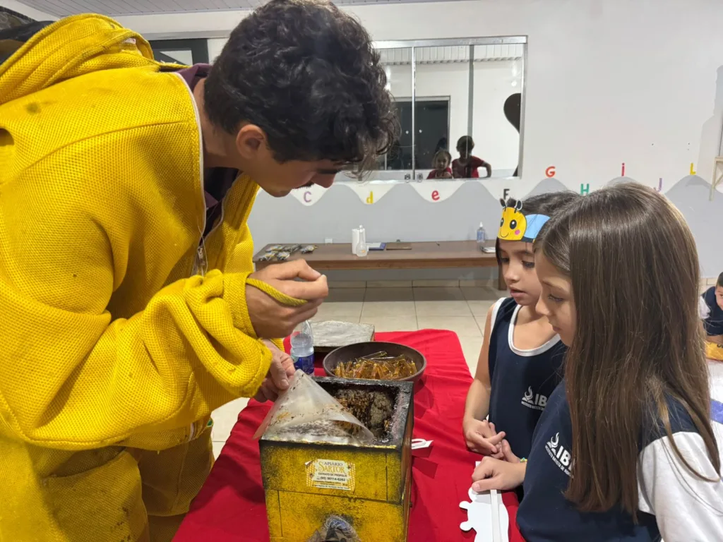 Programa leva conhecimentos sobre apicultura a estudantes de Boa Vista Programa leva conhecimentos sobre apicultura a estudantes de Boa Vista