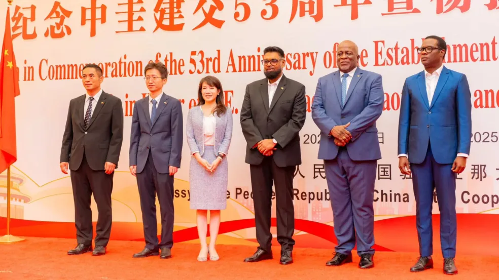 O presidente Irfaan Ali e o embaixador chinês Yang Yang durante celebração do 53º aniversário das relações diplomáticas entre Guiana e China (Foto: Divulgação)
