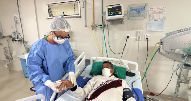 Francisco Pinheiro Ramos, de 64 anos, foi um dos pacientes que recebeu atendimento pelo HGR após apresentar sintomas repentinos em casa (Foto: ASCOM/SESAU)