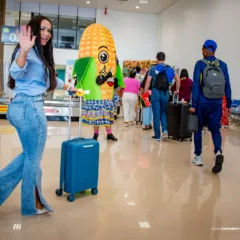 Durante a recepção, passageiros e funcionários do aeroporto participaram da ação cultural, que incluiu o uso de chapéus de palha e músicas típicas do São João. (Foto: Divulgação)