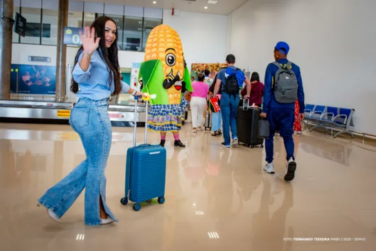 Durante a recepção, passageiros e funcionários do aeroporto participaram da ação cultural, que incluiu o uso de chapéus de palha e músicas típicas do São João. (Foto: Divulgação)