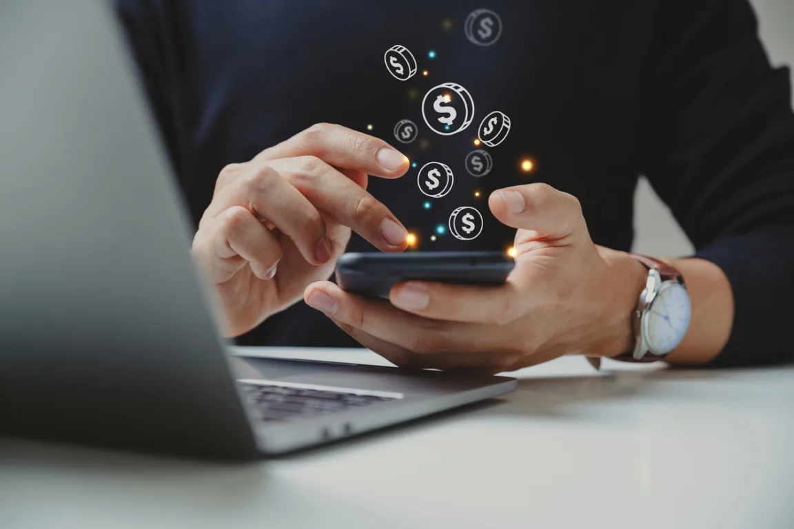 Homem de negócios fazendo transações financeiras no celular