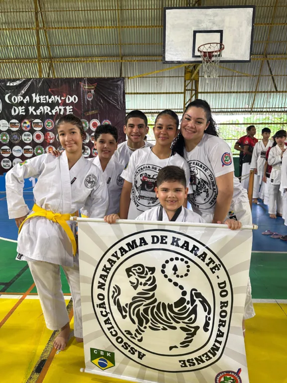 Atletas da Academia Nakayma felizes após conquistas. (Foto: Divulgação)