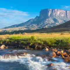 Escolha imagens que evoquem tranquilidade visual: Prefira cenas com água corrente, florestas verdes, céus amplos, montanhas ao fundo (Foto Monte Roraima Divulgação)