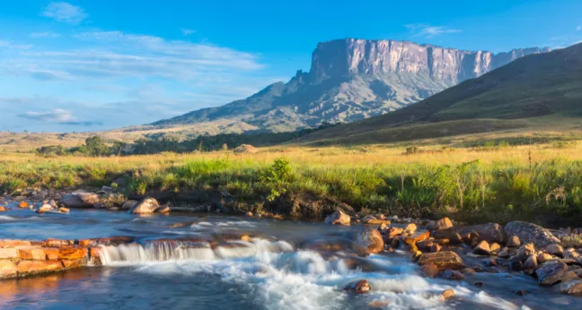 Escolha imagens que evoquem tranquilidade visual: Prefira cenas com água corrente, florestas verdes, céus amplos, montanhas ao fundo (Foto Monte Roraima Divulgação)
