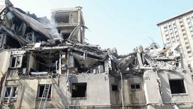 Escombros de prédios alvos de ataques de Israel em Teerã, capital do Irã (Foto: Naser Jafari)