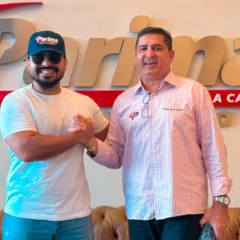 O cantor compositor roraimense, Walker Tavares, assina contrato com a Parima Rent a Car