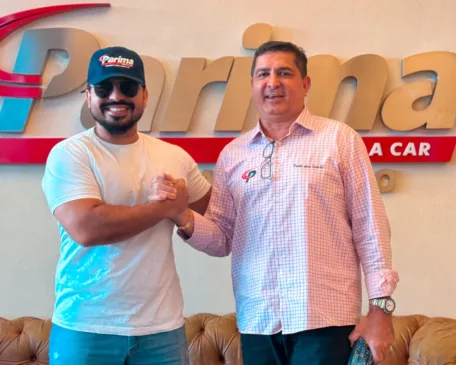 O cantor compositor roraimense, Walker Tavares, assina contrato com a Parima Rent a Car