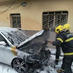 Carro pega fogo dentro de conjunto residencial