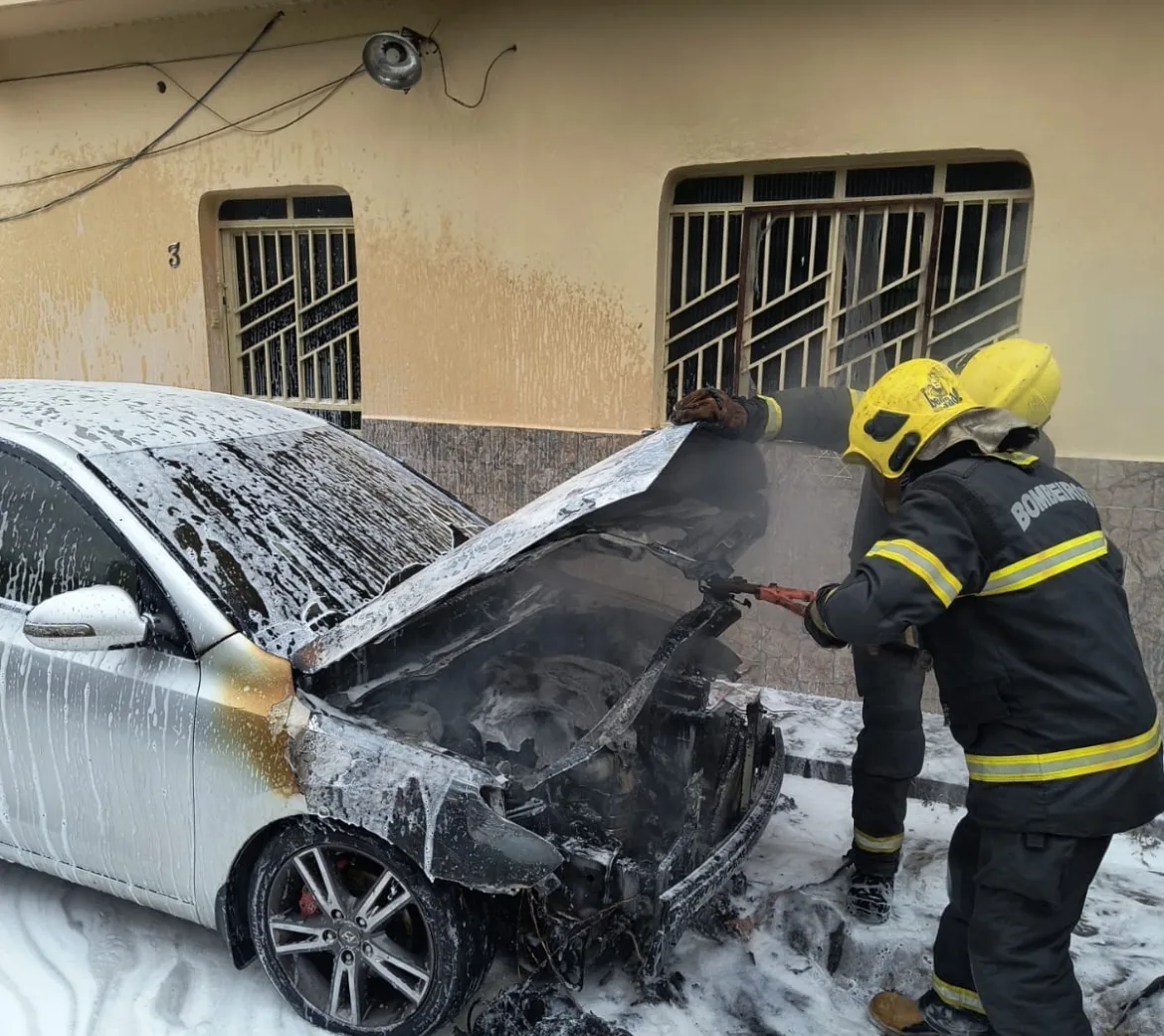 Carro pega fogo dentro de conjunto residencial