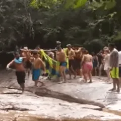 Resgate de adolescente que caiu em cachoeira feito por populares e moradores de Tepequém (Imagem: Reprodução)