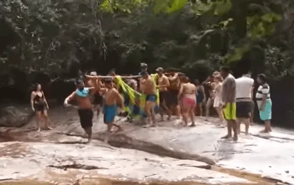 Resgate de adolescente que caiu em cachoeira feito por populares e moradores de Tepequém (Imagem: Reprodução)