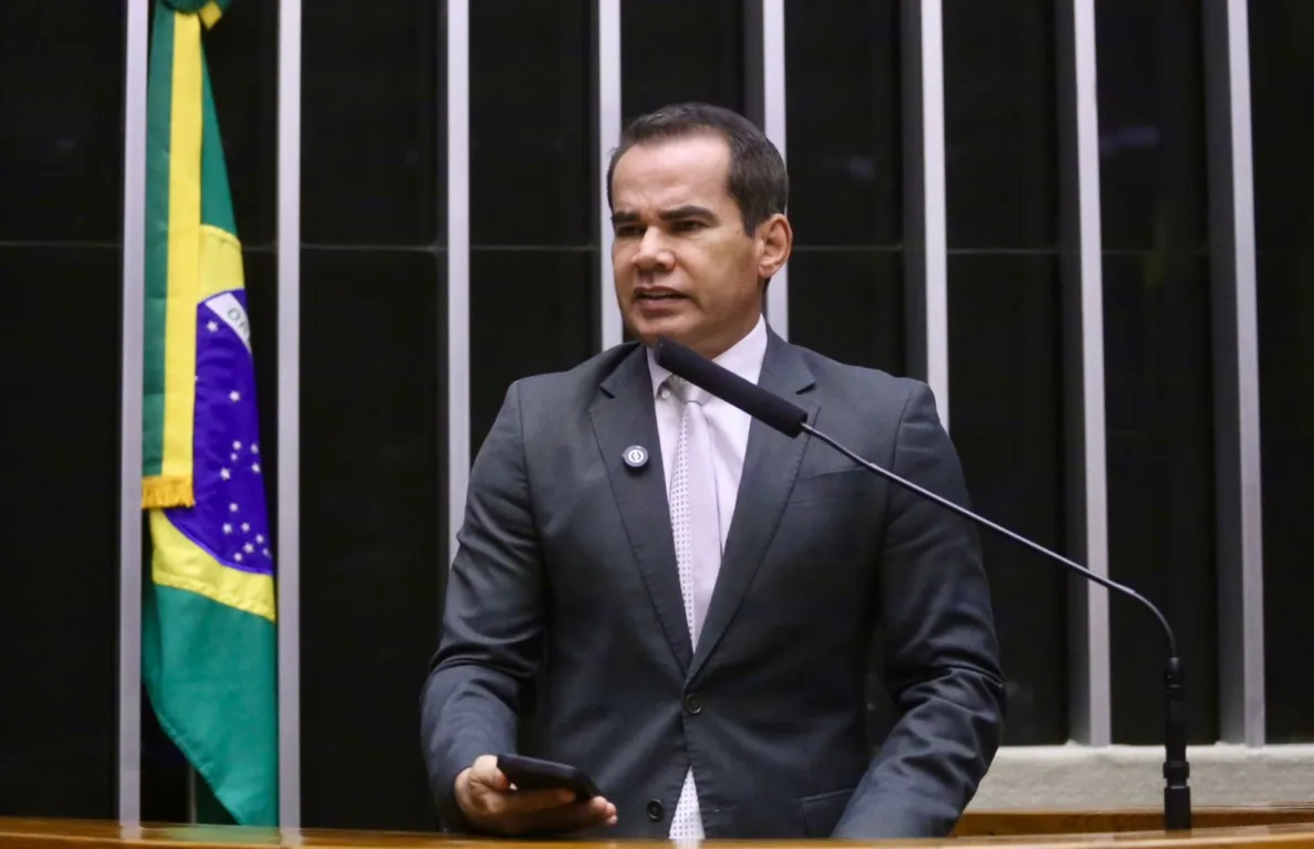 Deputado federal Defensor Stélio Dener propõe internet gratuita em voos domésticos