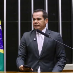 Deputado federal Defensor Stélio Dener propõe internet gratuita em voos domésticos