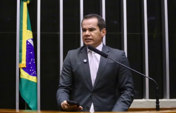 Deputado federal Defensor Stélio Dener propõe internet gratuita em voos domésticos