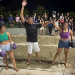 Adolescentes durante as lutas clandestinas (Foto: Divulgação) 