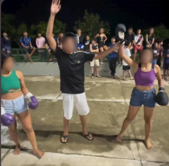 Adolescentes durante as lutas clandestinas (Foto: Divulgação) 