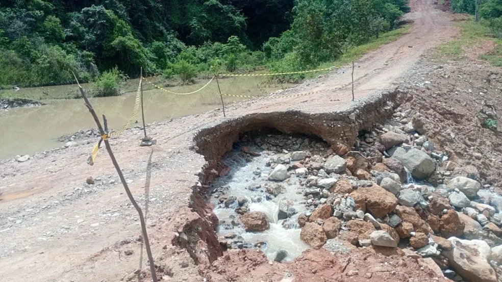 Cratera é aberta na RR- 171