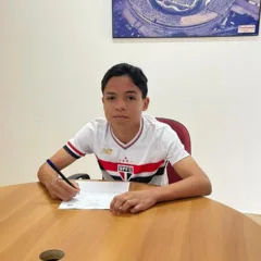 Lucas Daniel assina contrato com o São Paulo. (Foto: Divulgação)