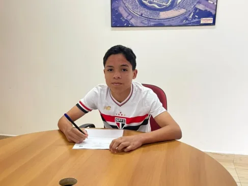 Lucas Daniel assina contrato com o São Paulo. (Foto: Divulgação)