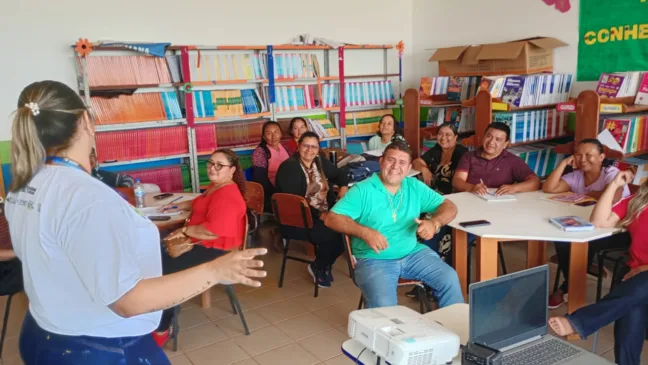 Dinâmica de grupo durante a capacitação na escola estadual Joaquim Nabuco, na sede do Uiramutã (Foto: Divulgação)