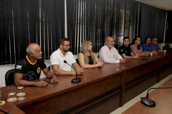 Participaram representantes sindicais dos servidores públicos do Estado, Polícia Civil, Polícia Penal, enfermagem, Polícia Militar, técnicos e administrativos da UERR e trabalhadores da saúde. Foto: Wenderson Cabral/FolhaBV