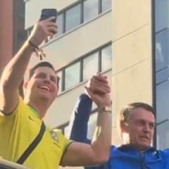 O deputado Nicoletti com o ex-presidente Jair Bolsonaro em ato pró-anistia na Avenida Paulista (Foto: Reprodução)