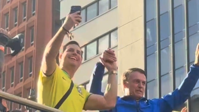 O deputado Nicoletti com o ex-presidente Jair Bolsonaro em ato pró-anistia na Avenida Paulista (Foto: Reprodução)
