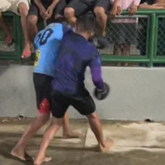 Meninos durante as lutas clandestinas em uma praça de Boa Vista (Foto: Divulgação) 