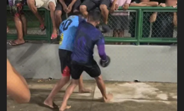 Meninos durante as lutas clandestinas em uma praça de Boa Vista (Foto: Divulgação) 