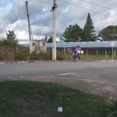 Momento em que o jovem é flagrado empinando a moto (Foto: Reprodução) 