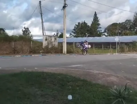 Momento em que o jovem é flagrado empinando a moto (Foto: Reprodução) 