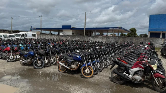 São mais de 400 lotes, entre carros e moto recuperáveis e sucatas (Foto: ASCOM/DETRAN-RR)