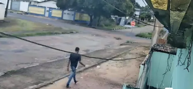 Suspeito assaltou uma outra residência minutos antes. Foto: reprodução/ câmera de segurança 