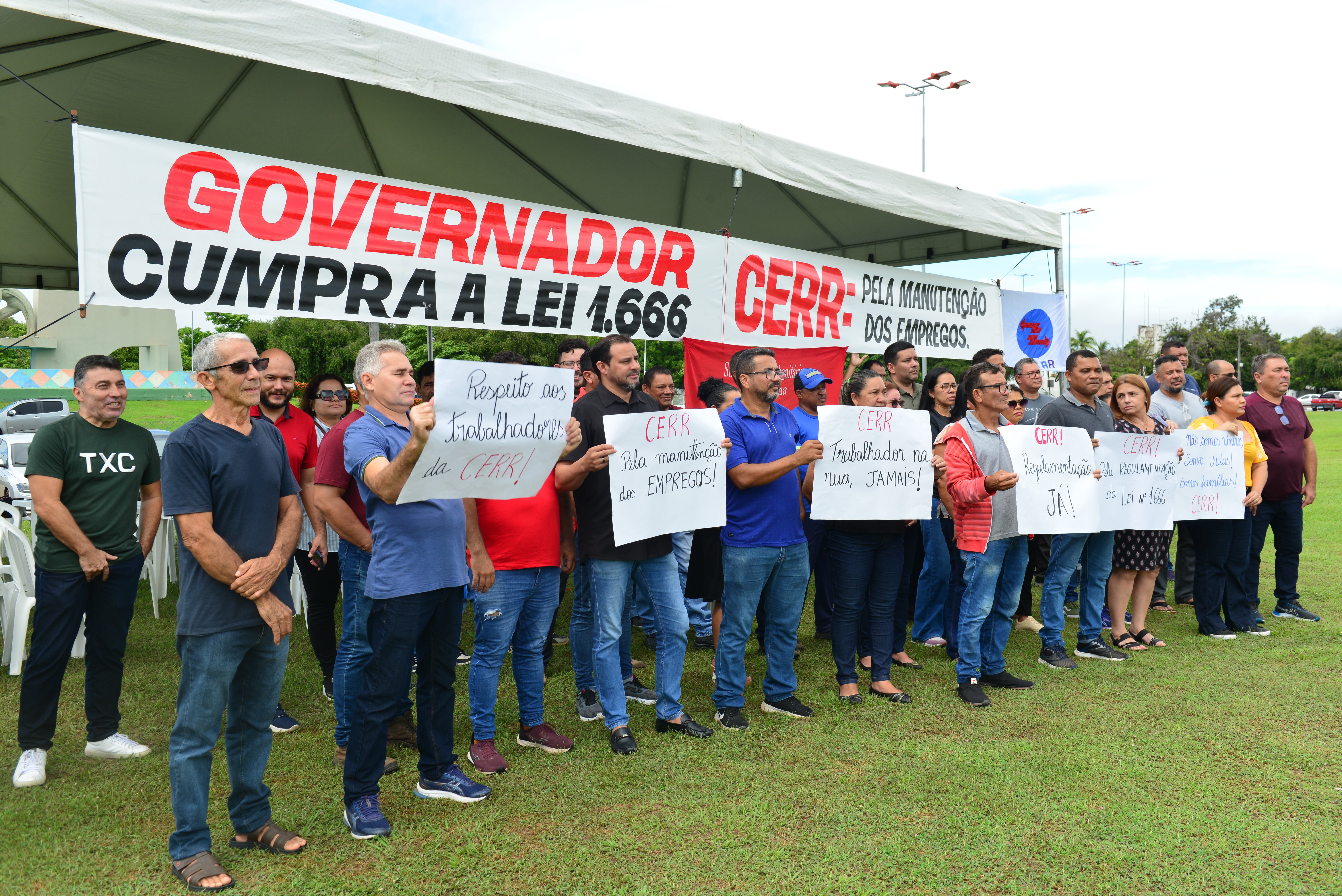 Funcionários da Cerr protestam contra demissão em frente ao Governo