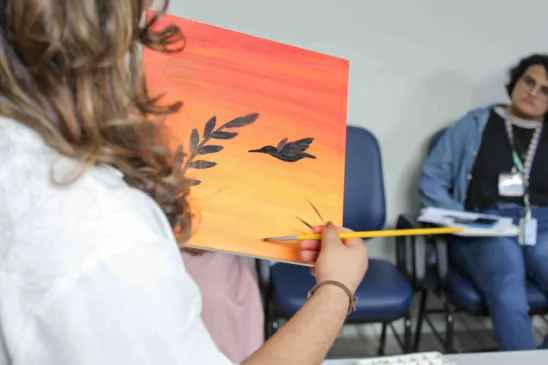 Escola do Legislativo completa 22 anos de atuação em Roraima, com oferta de cursos como o de pintura em telas e tecidos – Foto: Eduardo Andrade/ 