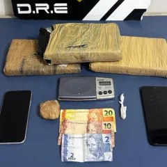 O trio estava com um quilo de Skunk e uma porção de pasta base de cocaína. Foto: divulgação/PCRR