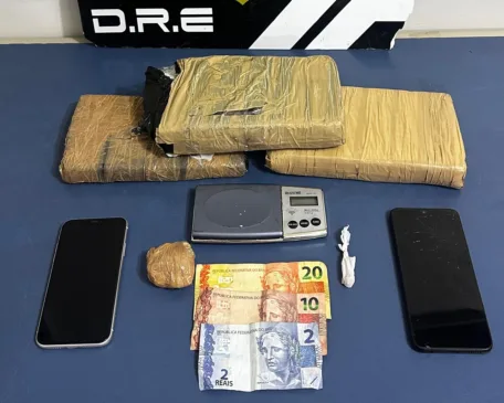 O trio estava com um quilo de Skunk e uma porção de pasta base de cocaína. Foto: divulgação/PCRR