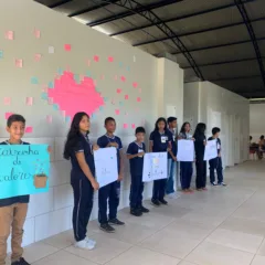 Alunos exibem cartazes de boas-vindas, criando um ambiente acolhedor e propício ao diálogo sobre valores humanos. (foto: Divulgação)
