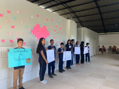 Alunos exibem cartazes de boas-vindas, criando um ambiente acolhedor e propício ao diálogo sobre valores humanos. (foto: Divulgação)