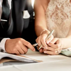 Jovens assinando o casamento