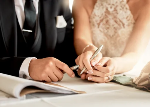 Jovens assinando o casamento
