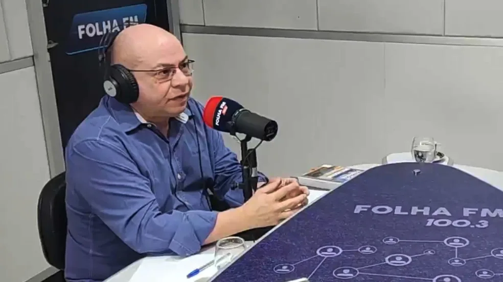 O advogado e ex-juiz federal Hélder Girão Barreto durante o Agenda da Semana, da Folha FM (Foto: Folha FM)