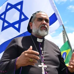 Padre Kelmon participa de ato pró-anistia no Centro Cívico de Boa Vista (Foto: Nilzete Franco/FolhaBV)