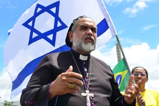 Padre Kelmon participa de ato pró-anistia no Centro Cívico de Boa Vista (Foto: Nilzete Franco/FolhaBV)