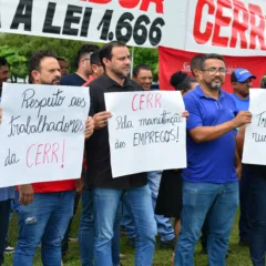 Funcionários da Cerr protestam contra demissão em frente ao Governo (Foto: Nilzete Franco/FolhaBV)